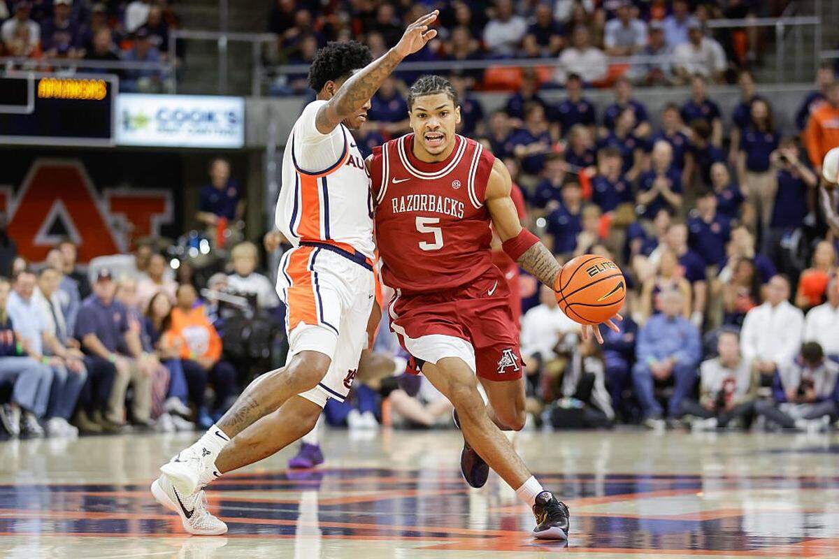 Arkansas freshman guard Darius Acuff Jr. (5) is averaging 20.2 points and 6.3 assists for John Calipari’s No. 15 Razorbacks. Kentucky will play at Arkansas on Saturday.