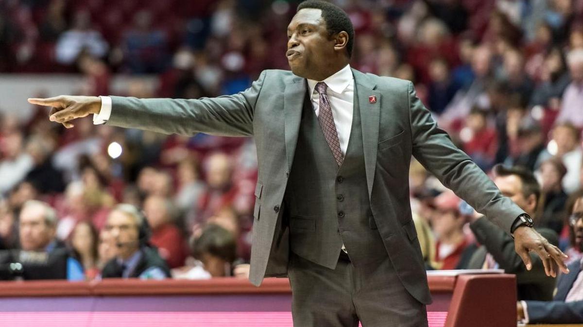 Alabama head coach Avery Johnson directs his players during an NCAA basketball game against Norfolk State, Saturday, Jan. 2, 2016, in Tuscaloosa, Ala.