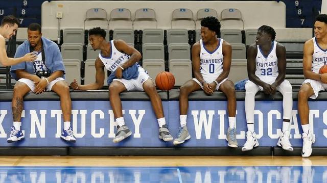 L-R: Kentucky Wildcats guard Brad Calipari (20) showed a photo to Isaiah Briscoe (13) as teammates Malik Monk (5), De’Aaron Fox (0), Wenyen Gabriel (32) and Sacha Killeya-Jones (1), looked on during UK’s picture day in September.