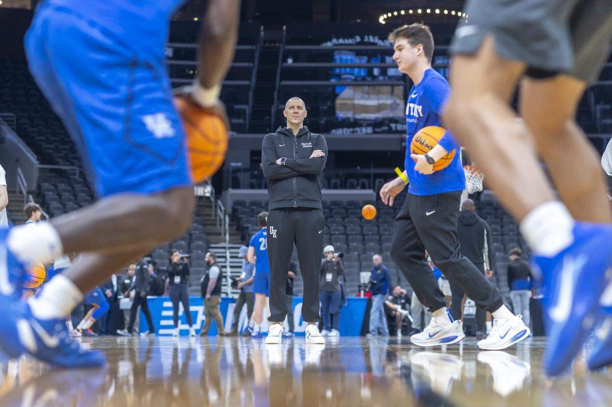 Kentucky Wildcats head coach Mark Pope watches his team during a practice before the first round of the NCAA men’s basketball tournament at Enterprise Center in St. Louis on Thursday.