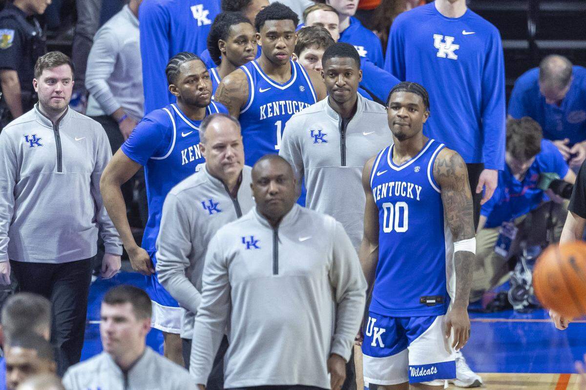 Kentucky players prepare to shake hands with Florida players after the Gators beat the Wildcats during a game at Stephen C. O’Connell Center in Gainesville, Fla., on Saturday, Feb. 14, 2026.