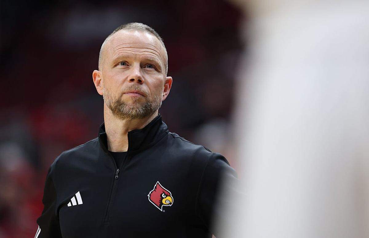 Pat Kelsey executed a dramatic turnaround in the fortunes of Louisville men’s basketball in his first season as Cardinals head coach in 2024-25.