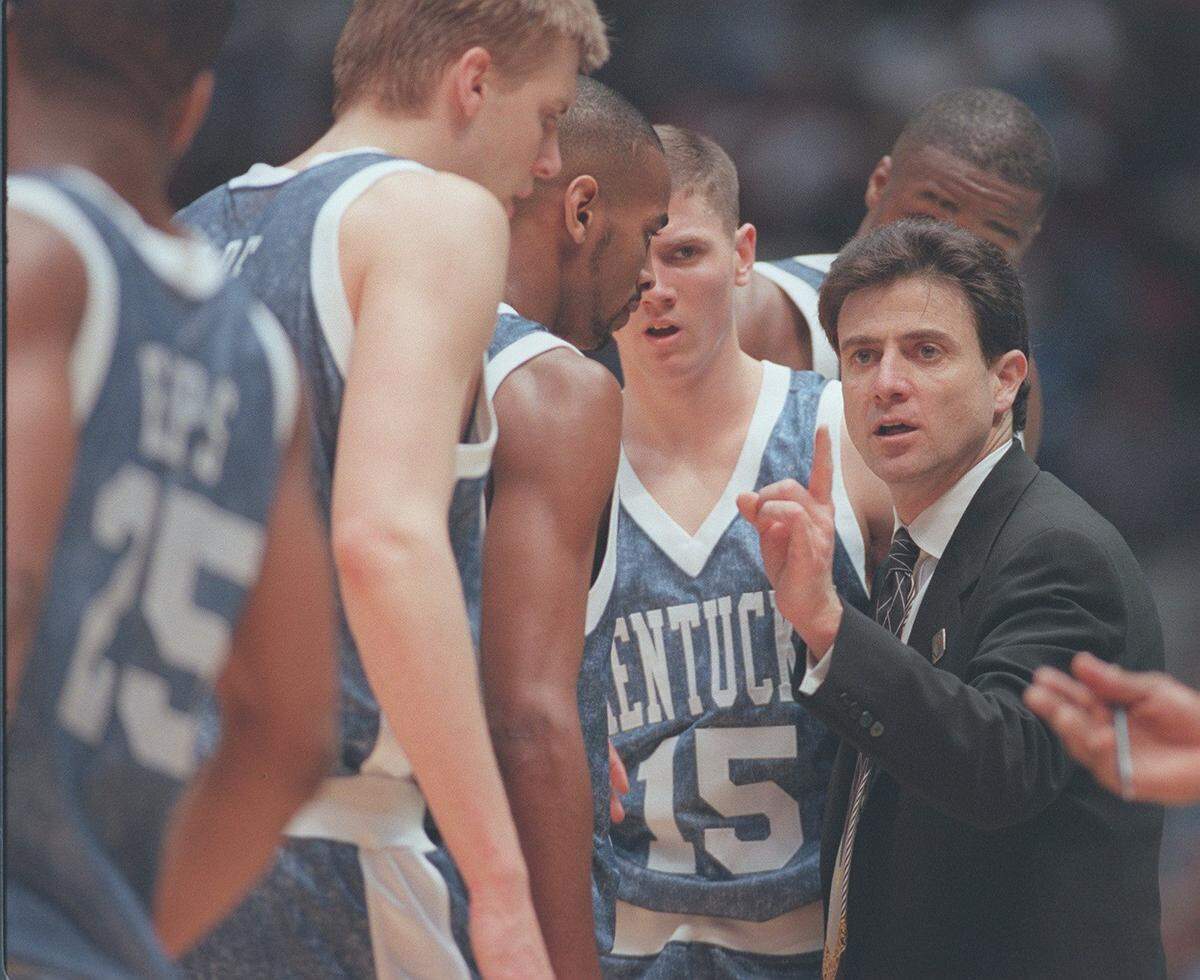 UK head coach Rick Pitino talks with his team during the 1996 national championship run.