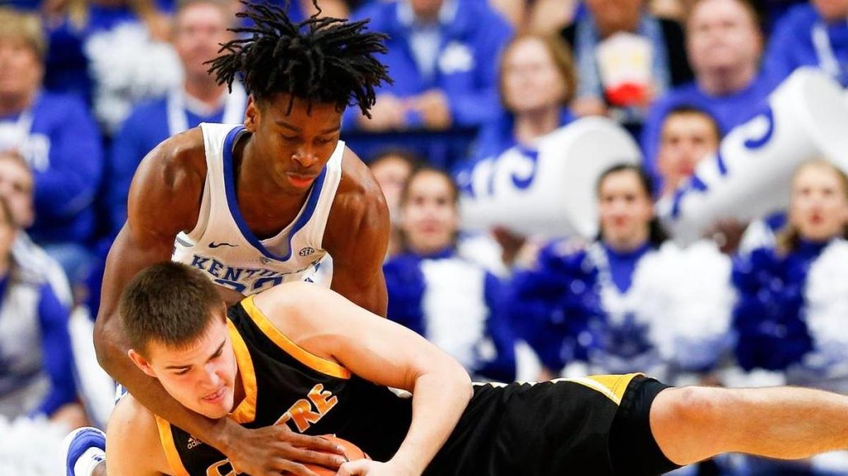 Kentucky’s Shai Gilgeous-Alexander battled for a loose ball against Centre on Friday night.
