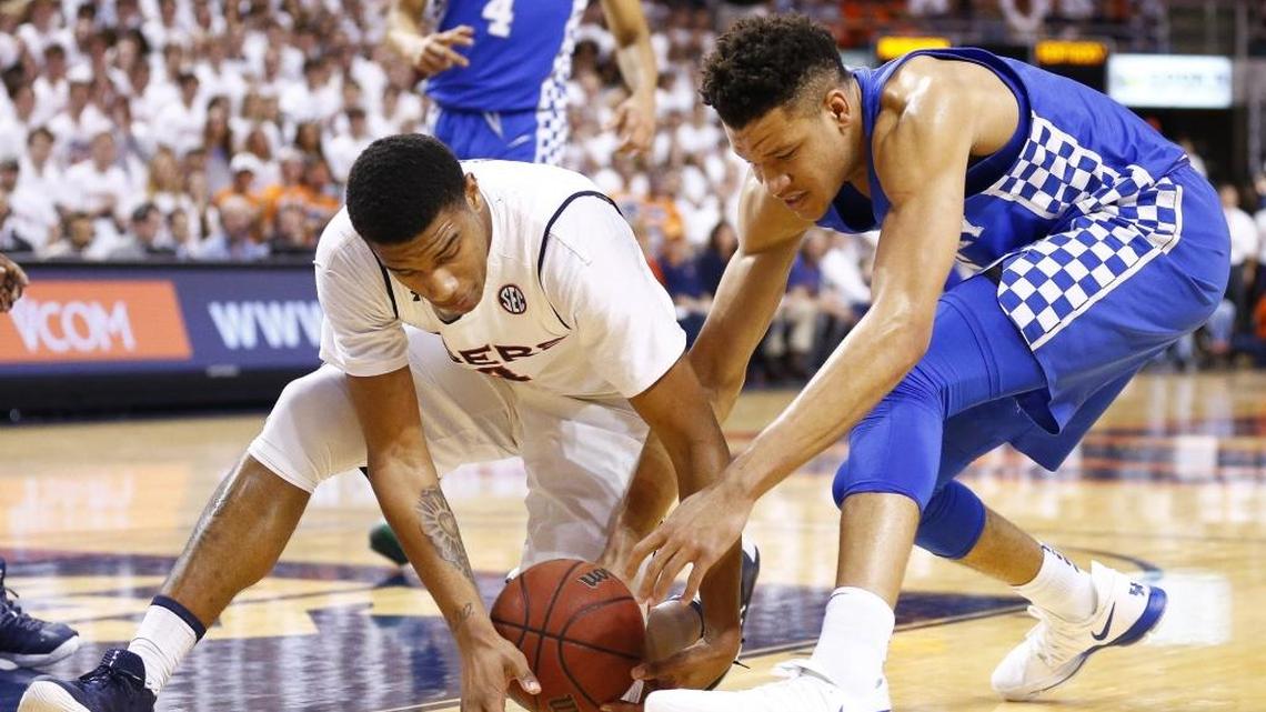 Auburn’s Chuma Okeke stole the ball from Kentucky’s Kevin Knox during the first half at Auburn, Ala., on Wednesday night.
