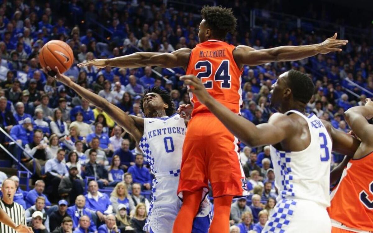 Kentucky guard De'Aaron Fox (0) went under Auburn forward Anfernee McLemore (24) for two of his 13 points on Saturday in Lexington.