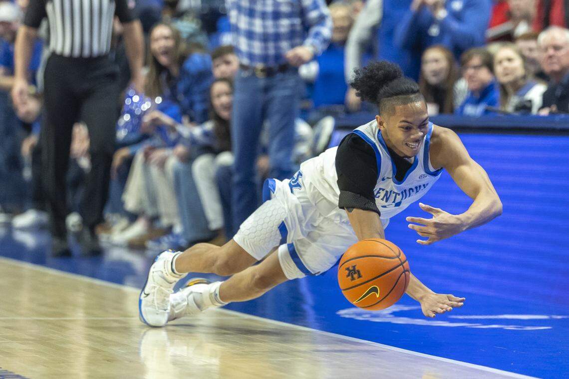 Kentucky guard Jaland Lowe chases after a loose ball during the Wildcats’ 72-60 victory over Indiana on Saturday.