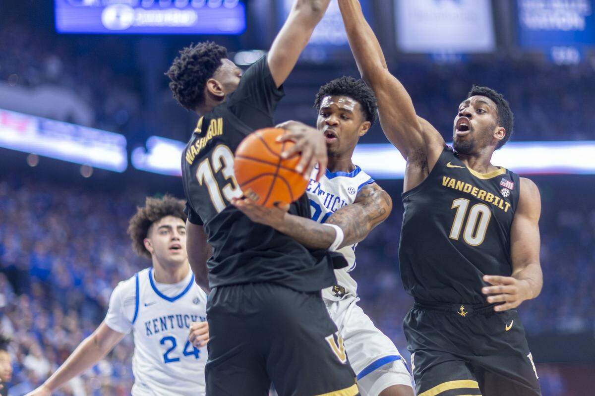 Kentucky Wildcats guard Otega Oweh (00) passes the ball behind Vanderbilt Commodores forward Jalen Washington (13) during a game at Rupp Arena in Lexington, Ky., on Saturday, Feb. 28, 2026.  