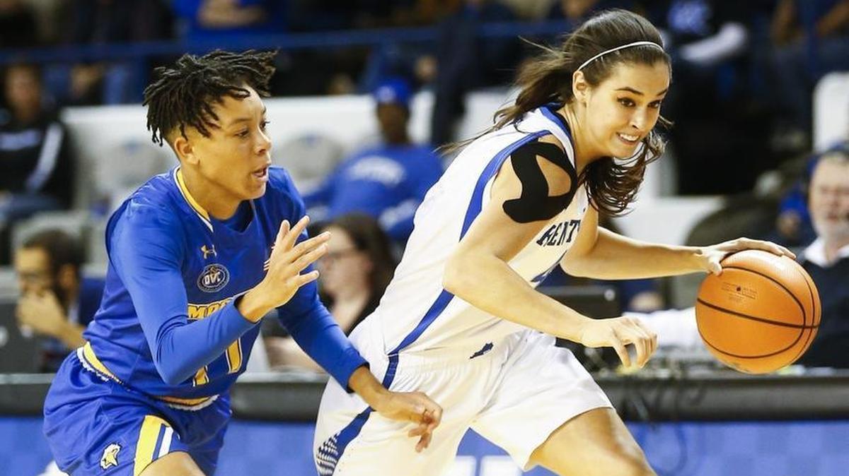 Kentucky’s Maci Morris drove against Morehead State’s Miranda Crockett on Wednesday. Morris led the Wildcats with 19 points.