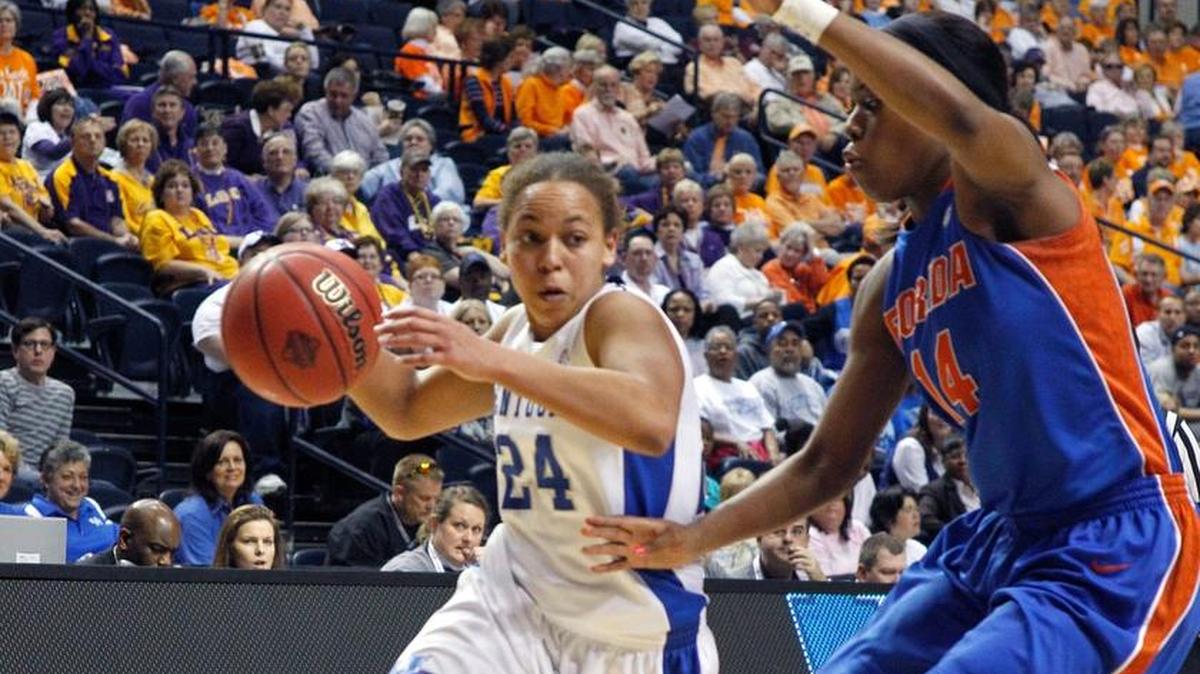 Kentucky’s Amber Smith (24) drove around Florida’s Ndidi Madu (14) during a game in 2012.