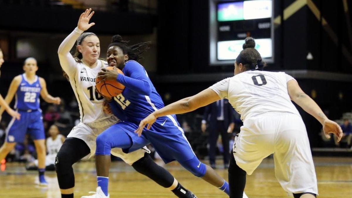 Kentucky’s Amanda Paschal, center, was guarded by Vanderbilt’s Cierra Walker, left, and Kayla Overbeck during Monday night’s game in Nashville.