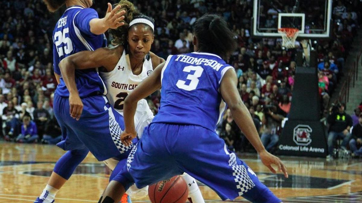 South Carolina’s Tiffany Mitchell (25) maneuvered between Kentucky’s Makayla Epps (25) and Janee Thompson during the first half at Colonial Life Arena.