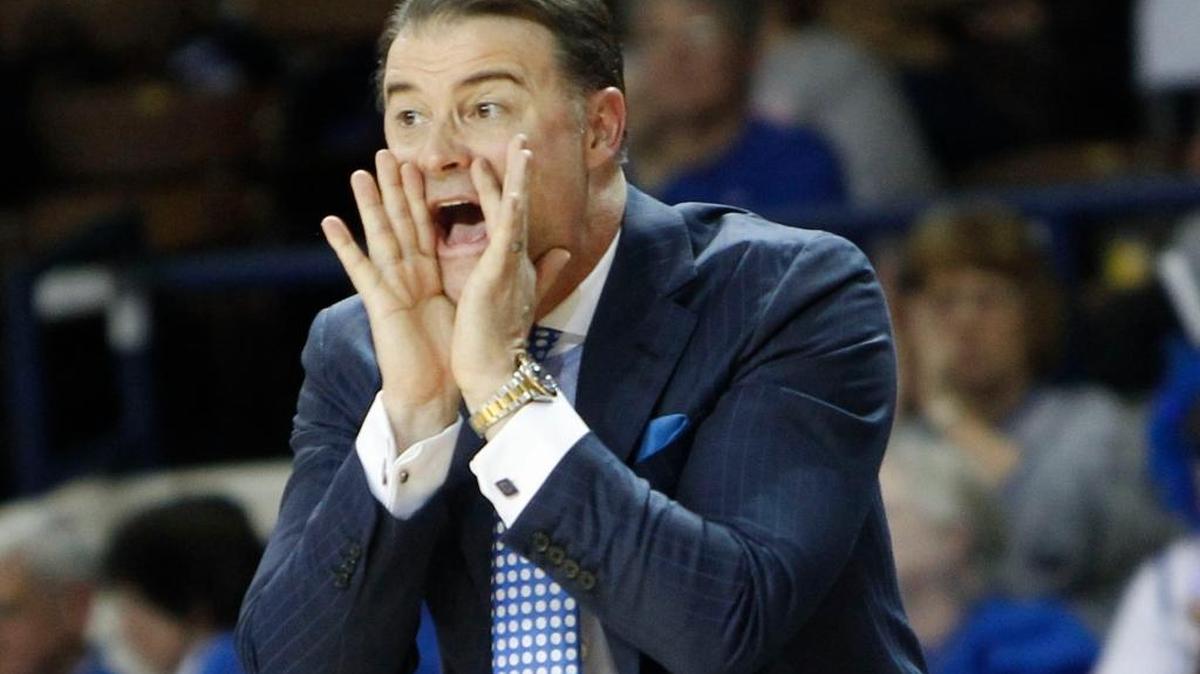 Kentucky Coach Matthew Mitchell called a play from the bench during the second half in Memorial Coliseum on Thursday, Feb. 25, 2016, in Lexington.
