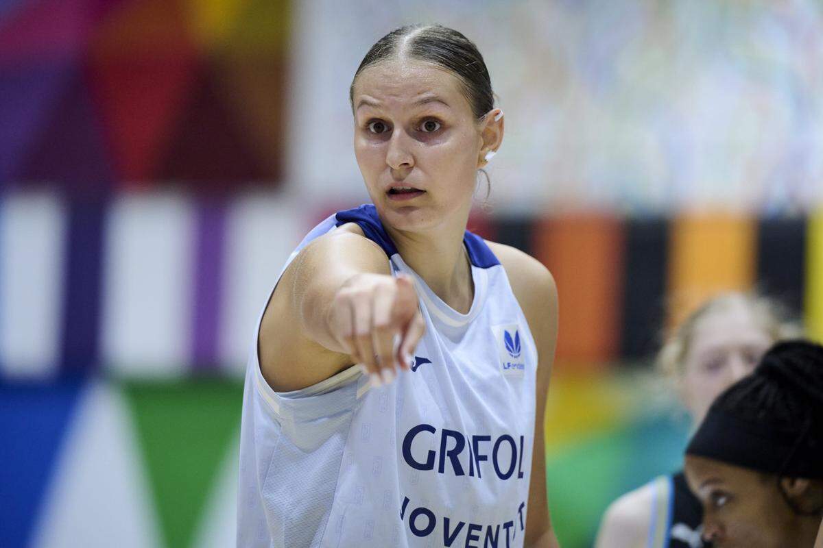 MADRID, SPAIN - OCTOBER 11: Ajsa Sivka #17 of Club Juventut Badalona in action during Liga Femenina Endesa match between Movistar Estudiantes and Club Juventut Badalona at Movistar Academy Magariños on October 11, 2025 in Madrid, Spain. (Photo by Borja B. Hojas/Getty Images)