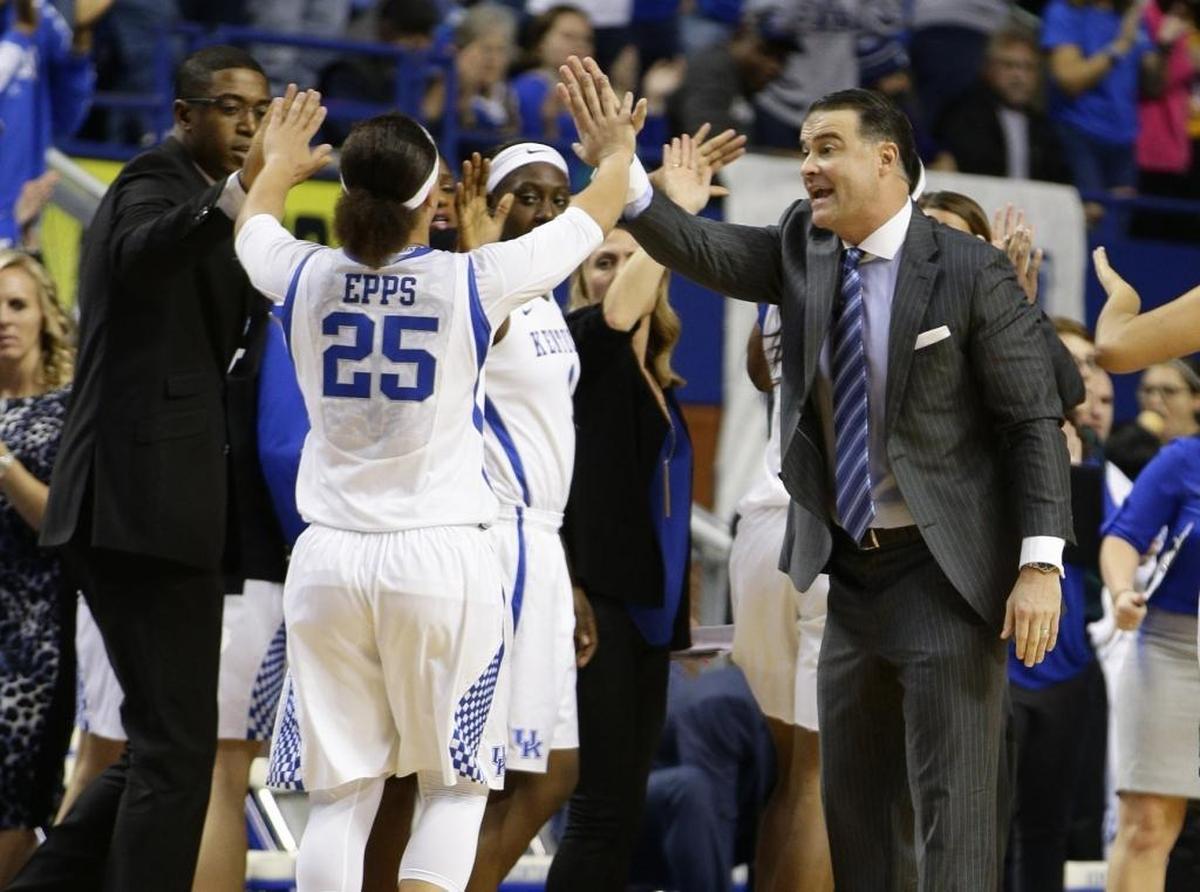 Kentucky Coach Matthew Mitchell high-fived then-UK star Makayla Epps during Kentucky’s 72-54 victory over Louisville in Rupp Arena during the 2015-16 season.