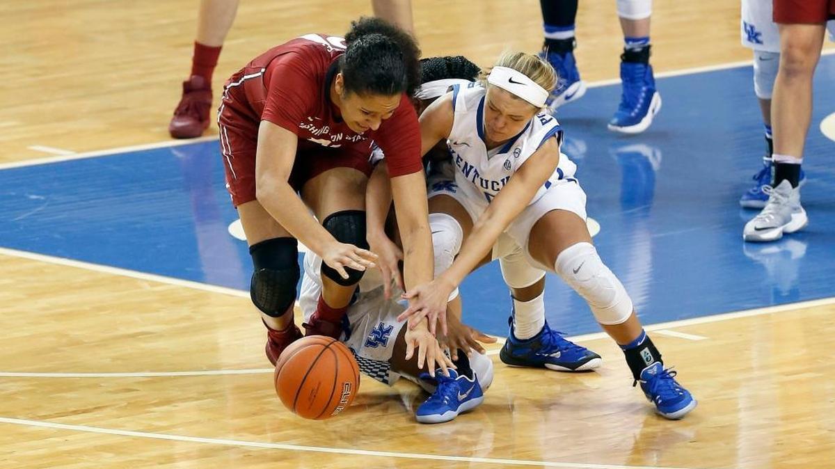 Washington State’s Nike McClure battled Kentucky’s Evelyn Akhator, middle, and Paige Poffenberger for a loose ball during the Wildcats’ 69-67 win in Memorial Coliseum on Wednesday.