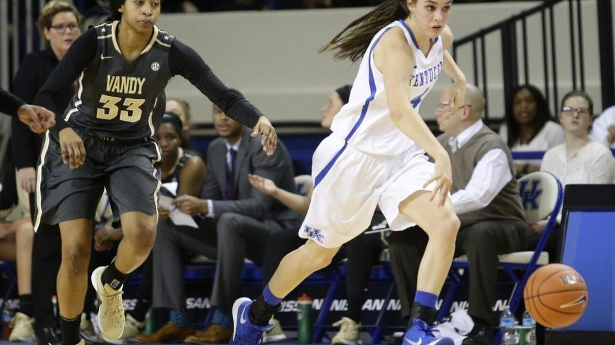 Kentucky’s Maci Morris, right, stole the ball from Vanderbilt’s Christa Reed during the second half on Jan. 28 in Lexington.