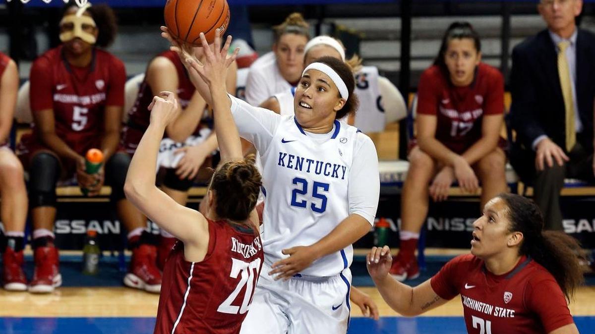 Kentucky’s Makayla Epps scored between Washington State’s Maria Kostourkova (20) and Nike McClure (21) during Wednesday’s game.