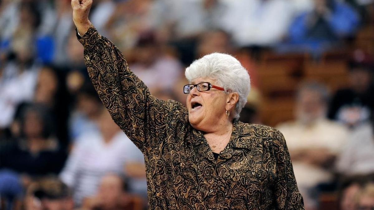 Lin Dunn is the third and final member of head coach Matthew Mitchell’s completely revamped staff, joining former assistant coaches Kyra Elzy and Niya Butts.