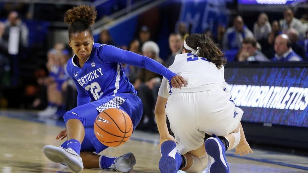 Kentucky guard Jaida Roper, left, went to the floor to chase a loose ball against Middle Tennessee State on Thursday night.