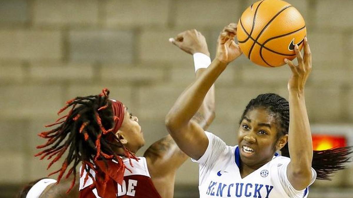 Kentucky guard Taylor Murray (24) rebounds the ball past Alabama Crimson Tide guard Shaquera Wade (23) during their game at Memorial Coliseum in Lexington, Ky., Thursday, Jan. 25, 2017. Kentucky beat Alabama 79-54.