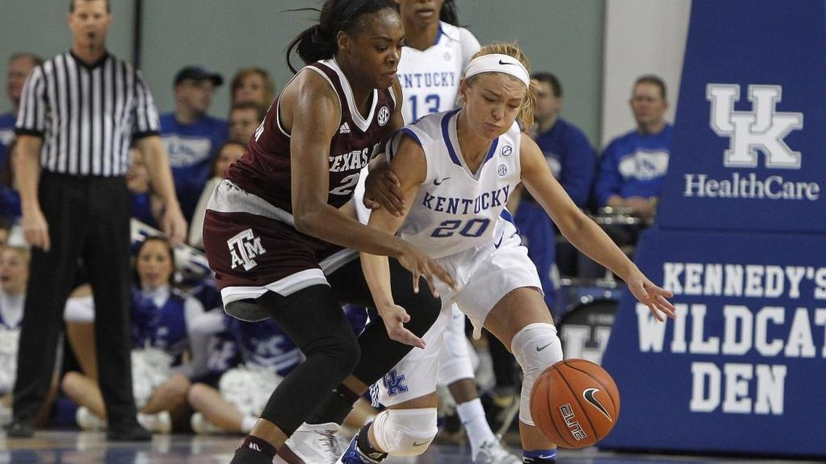 Kentucky guard Paige Poffenberger battled for a loose ball with Texas A&M’s Jasmine Lumpkin last season. UK announced that the walk-on guard will retire from basketball because of an undisclosed medical condition.