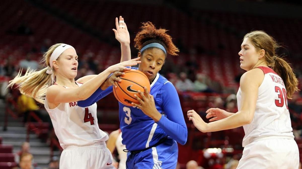 Kentucky’s KeKe McKinney, center, fought for control of the ball during the Cats’ game at Arkansas on Monday night.