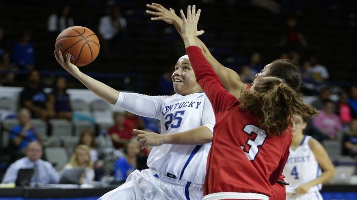 Kentucky senior Makayla Epps, left, drove past Union’s Anna Lea Smith for two of her game-high 31 points. UK won the exhibition game 78-60.
