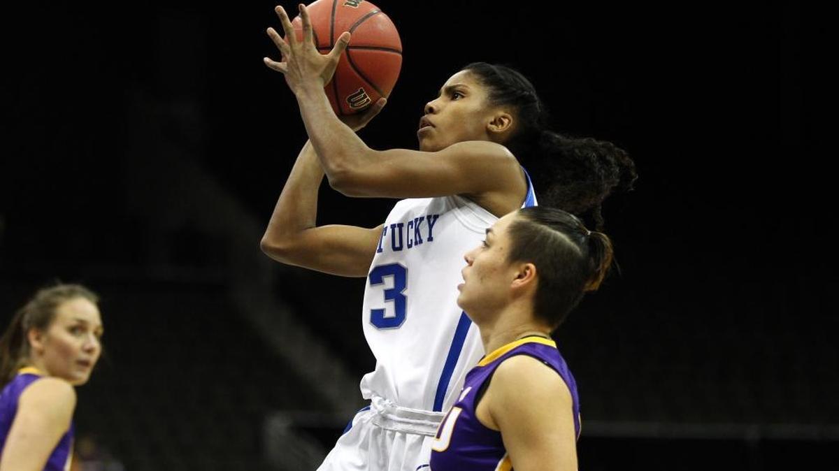 Kentucky’s Janee Thompson took a shot past LSU’s Rina Hill, right. Thompson and Makayla Epps scored 17 points each in the Cats’ 79-71 win Thursday in the SEC Tournament.