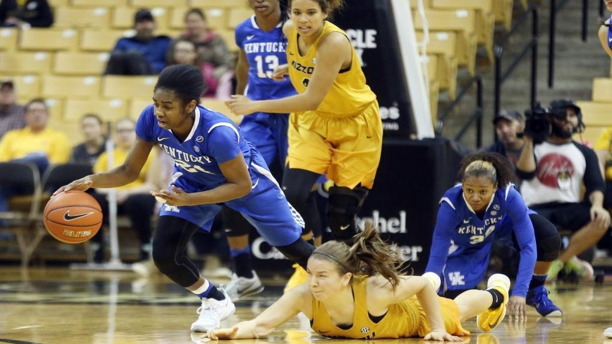 Kentucky’s Taylor Murray gained control of the ball against Missouri on Monday night in Columbia, Mo.