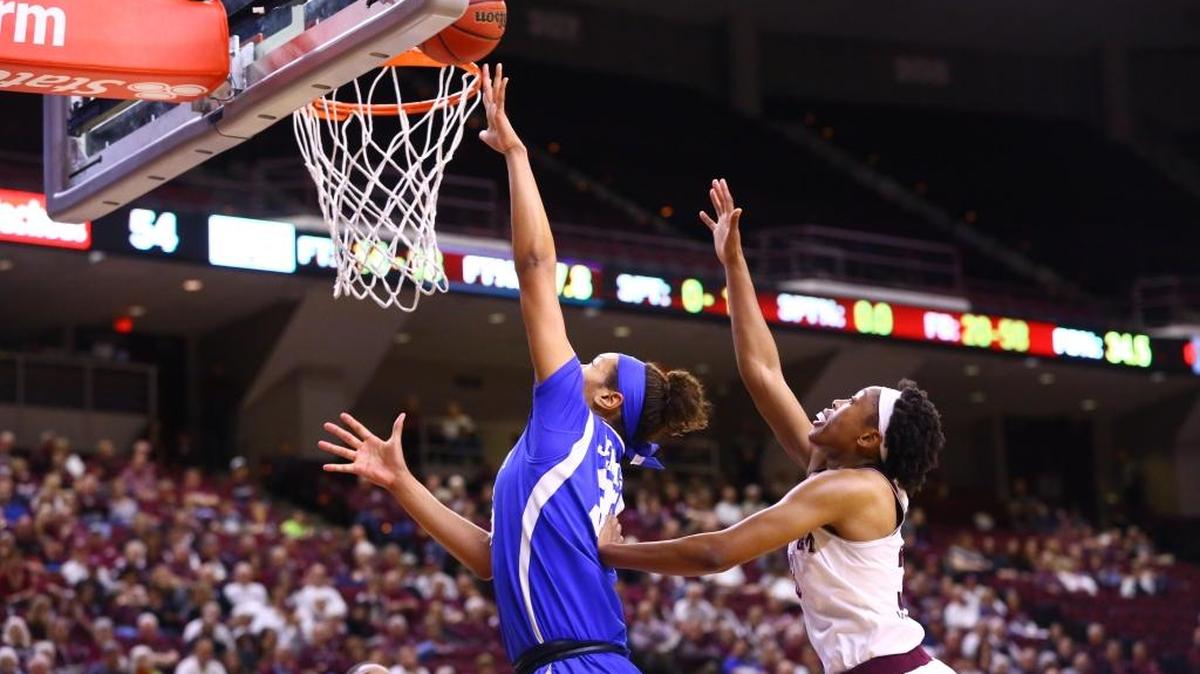 Kentucky’s Alexis Jennings drove to the basket against Texas A&M on Sunday in College Station, Texas. She finished with 15 points and 16 rebounds.