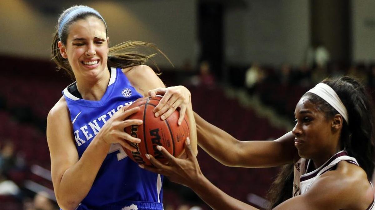 Kentucky guard Maci Morris, left, battled with Texas A&M’s Anriel Howard for the ball during the first half Thursday night.