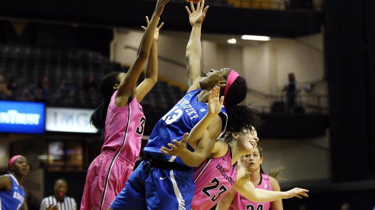 Evelyn Akhator took a shot during the first half of Kentucky’s game against Vanderbilt on Sunday, Feb. 14, 2016, in Nashville.