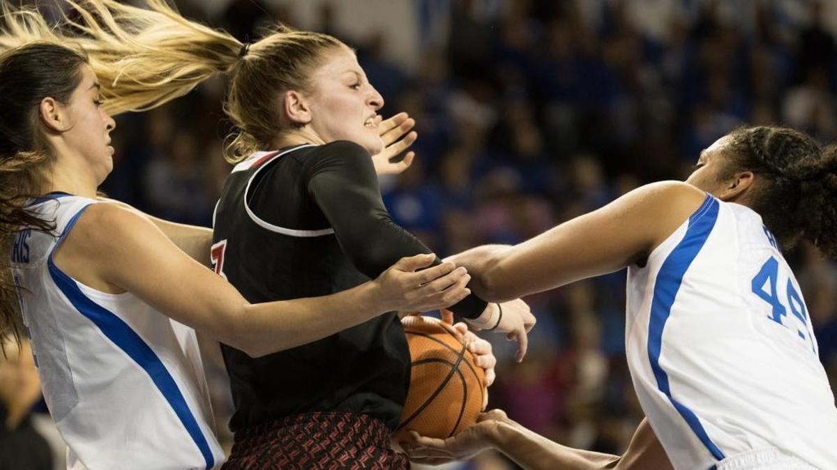 Kentucky’s Maci Morris (4) and Alyssa Rice (45) battled Louisville’s Sam Fuehring (3) for a loose ball.