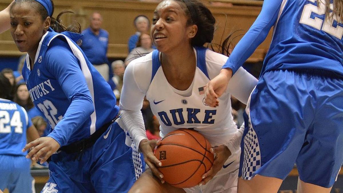 Duke’s Lexie Brown drove to the basket between Kentucky’s Jaida Roper (32) and Makenzie Cann (22).