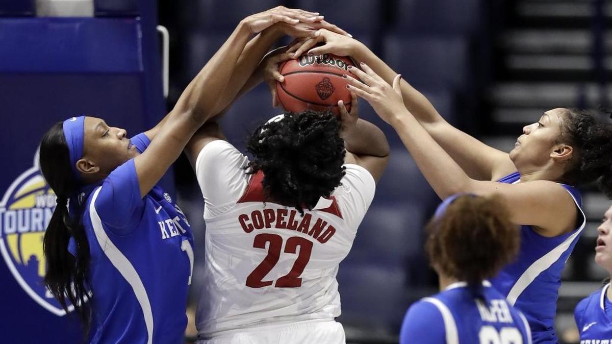 Alabama forward Ariyah Copeland (22) was caught between Kentucky’s Tatyana Wyatt, left, and Alyssa Rice during the first half in Nashville on Thursday.