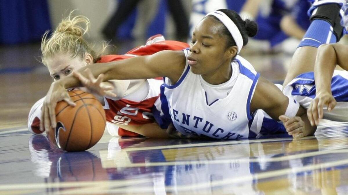 Kentucky’s Amani Franklin, right, pulled in a loose ball in front of Boston University’s Caitlynn Moran, left, on Nov. 13, 2009, in Lexington.