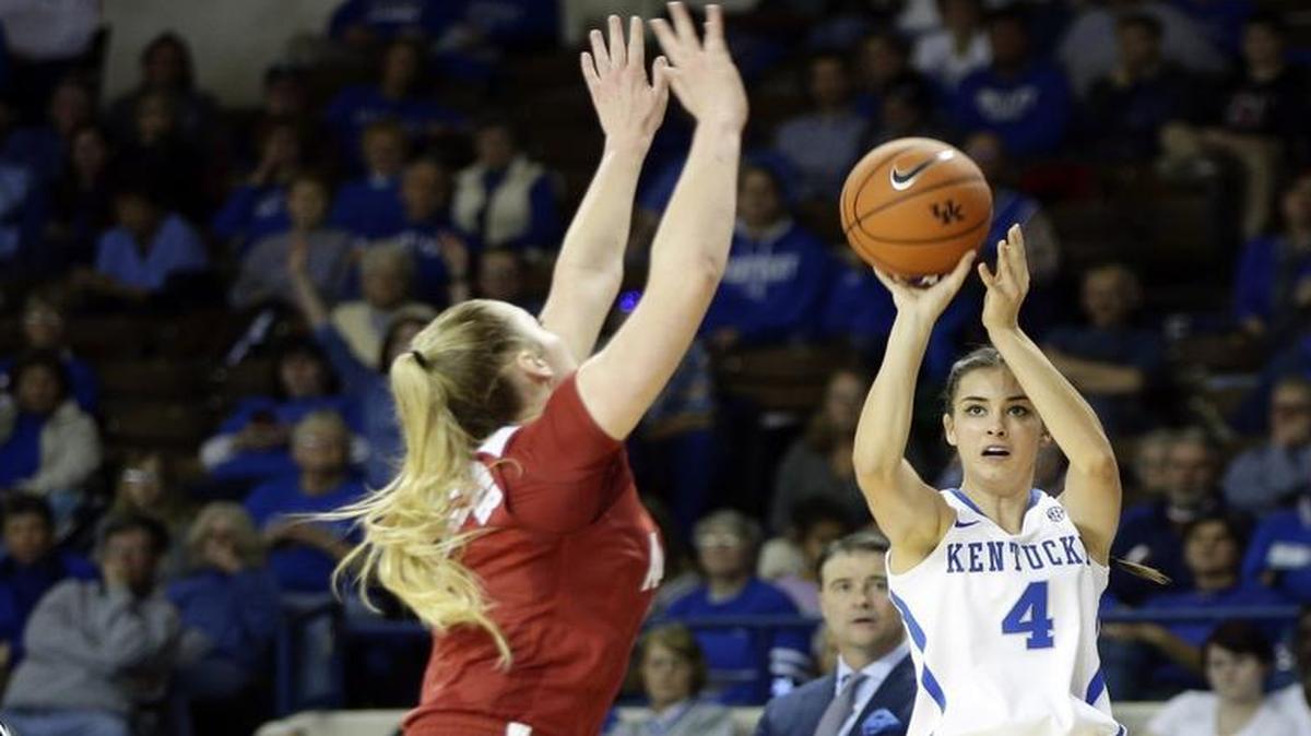 Kentucky forward Maci Morris (4) hit a three-pointer over Alabama forward Nikki Hegstetter (13) during the second half on Thursday.