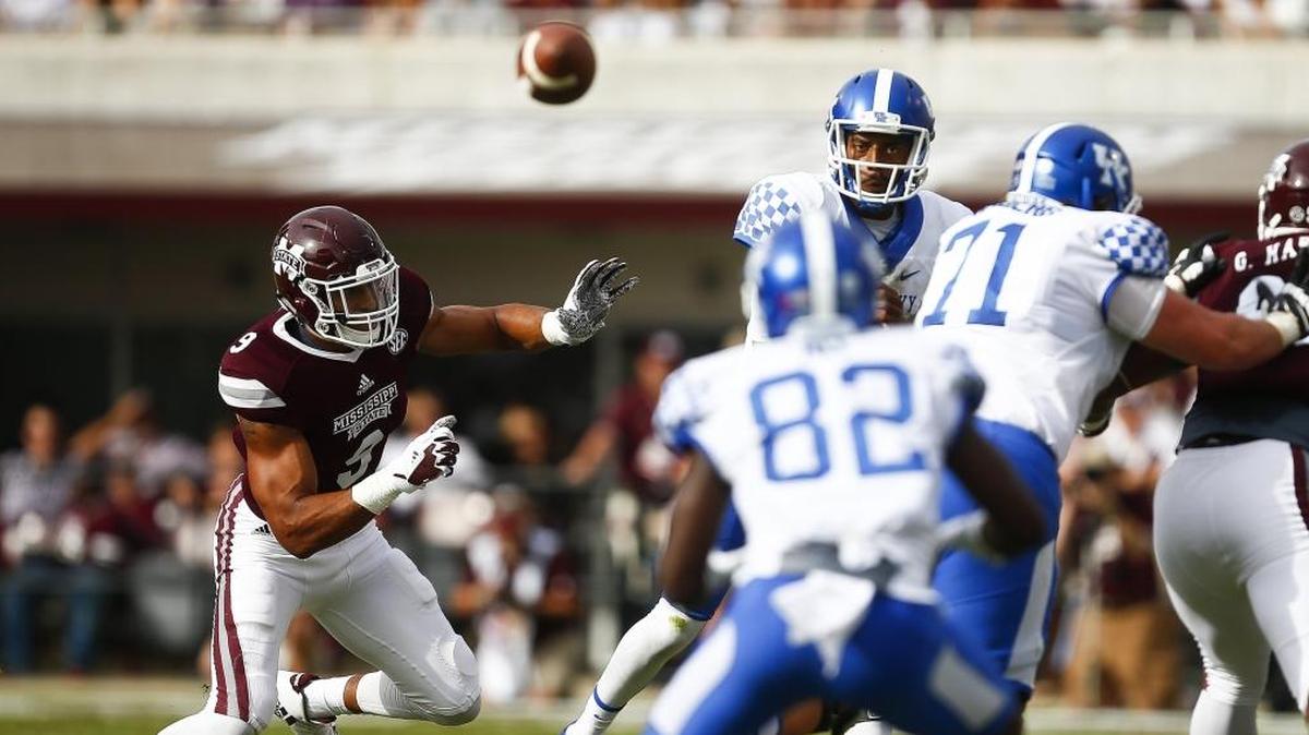 Kentucky quarterback Stephen Johnson threw a pass to wide receiver Josh Ali (82) during their game at Mississippi State last season. Ali is trying to improve on his three catches for 25 yards a season ago.