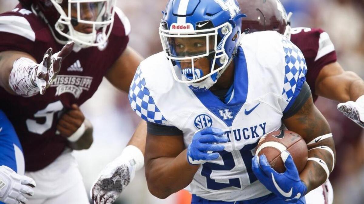 Kentucky running back Benny Snell Jr. (26) ran the ball past Mississippi State defensive linemen Montez Sweat (9) and Jeffery Simmons (94) Saturday in Starkville, Miss.