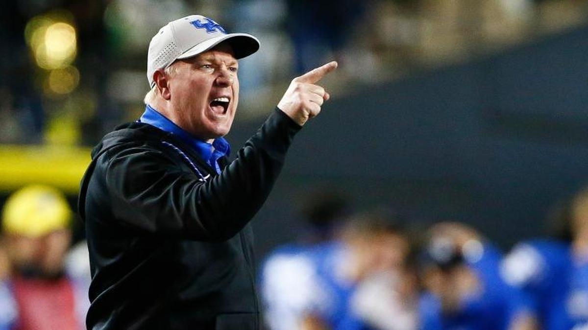 Kentucky head coach Mark Stoops yells down field during their game against the Vanderbilt Commodores at Vanderbilt Stadium in Nashville, Tenn., Saturday, Nov. 11, 2017. Kentucky beat Vanderbilt 44-21.