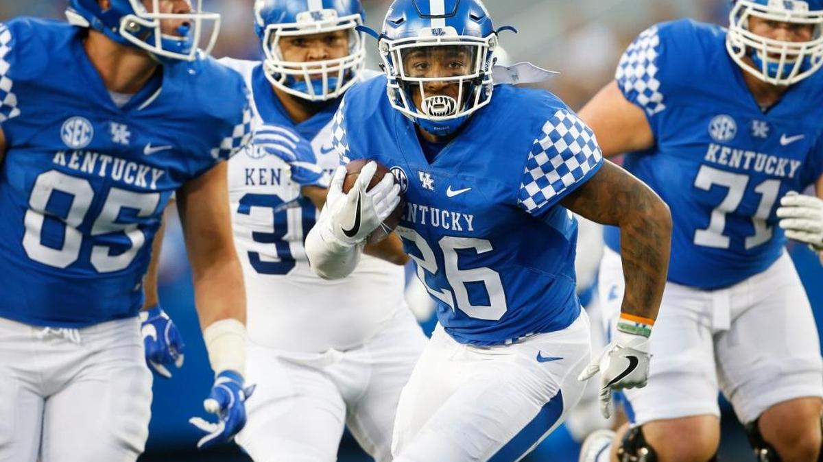 Kentucky running back Benny Snell Jr. (26) carried the ball during the 2017 UK Blue-White Spring Game at Commonwealth Stadium on April 14.