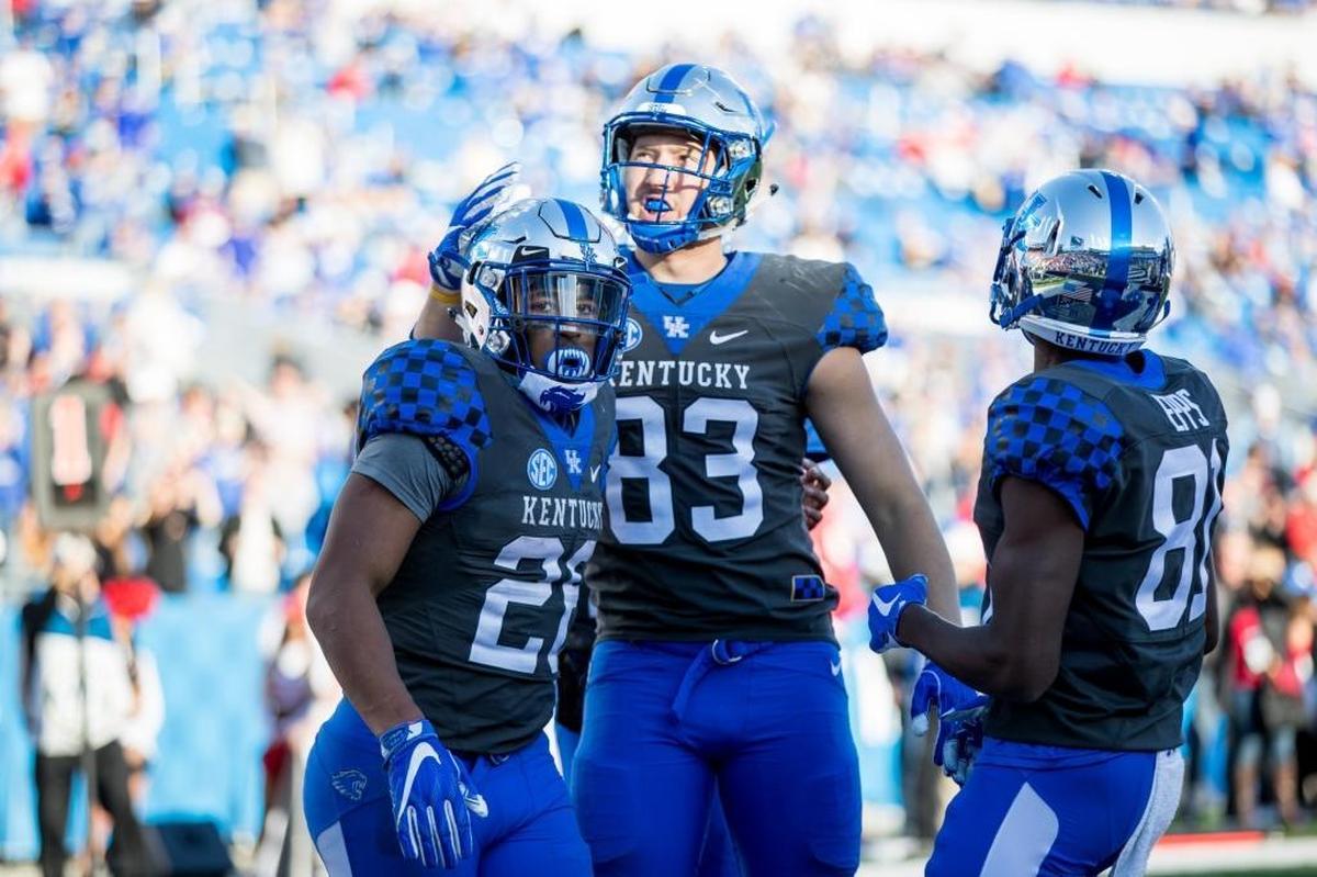 Tight end Justin Rigg (83) congratulated teammate Benny Snell after the running back scored against Louisville in November. Some of Rigg’s best games last season came at the end and coaches believe he’s in for a big season in 2018.