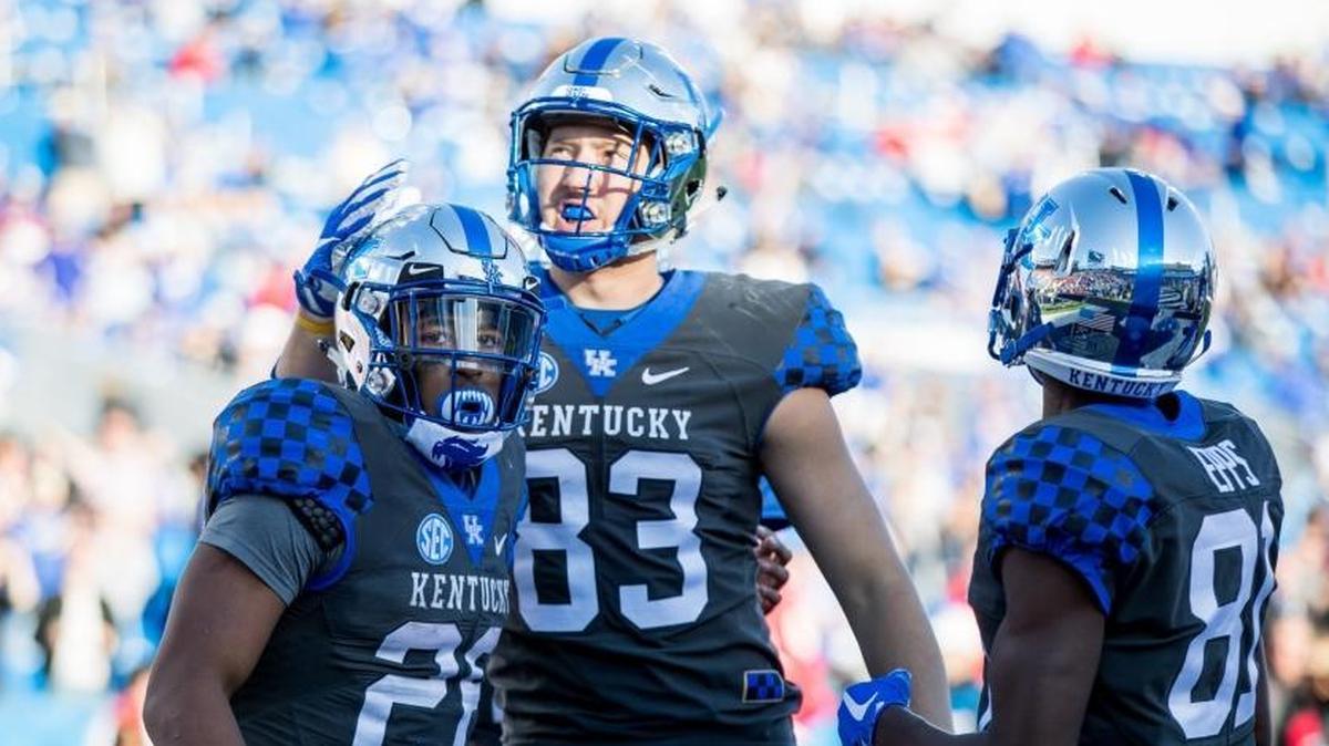 Tight end Justin Rigg (83) congratulated teammate Benny Snell after the running back scored against Louisville in November. Some of Rigg’s best games last season came at the end and coaches believe he’s in for a big season in 2018.