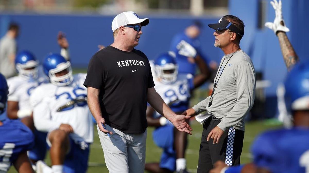 Head coach Mark Stoops, left, and offensive coordinator Eddie Gran changed up their practice routines in the spring and probably will in the fall to help simulate games while the quarterback competition plays out.
