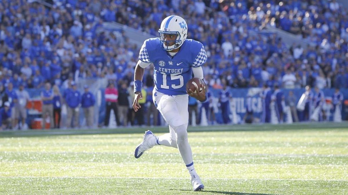 Kentucky quarterback Stephen Johnson carried the ball into the end zone for a touchdown against Vanderbilt on Saturday.