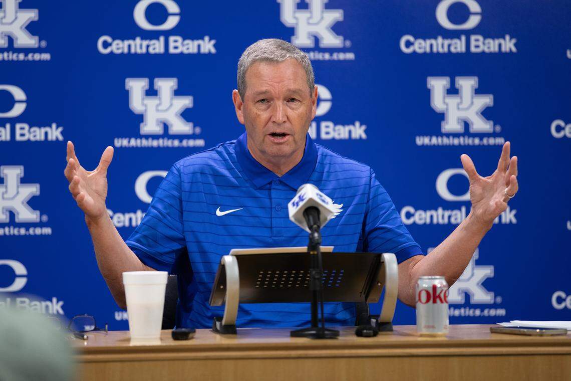 Kentucky athletics director Mitch Barnhart gave football coach Mark Stoops a vote of confidence Tuesday.