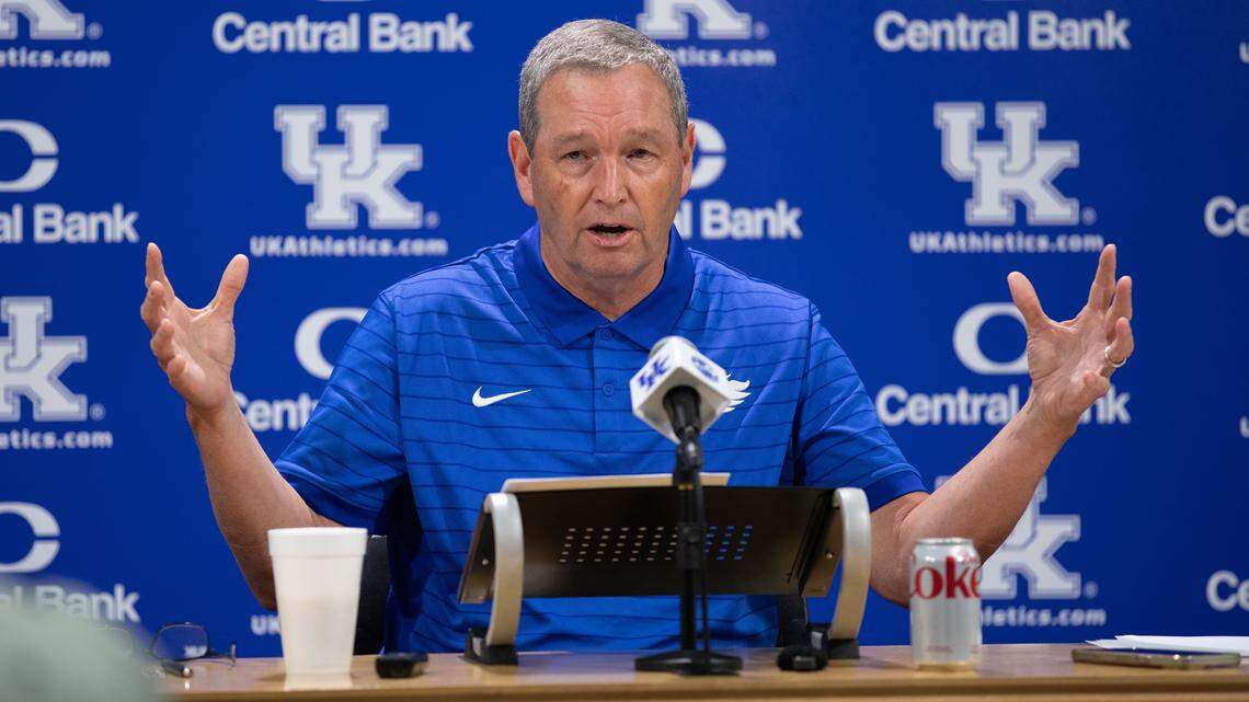 Mitch Barnhart still confident Mark Stoops can return UK football to glory