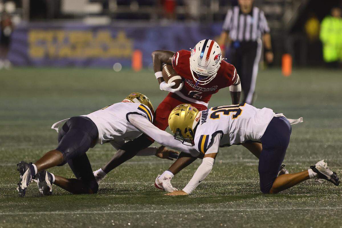 Chaminade-Madonna wide receiver Denairius Gray (6) was one of the highest-ranked 2026 recruits to commit to the previous UK football staff.