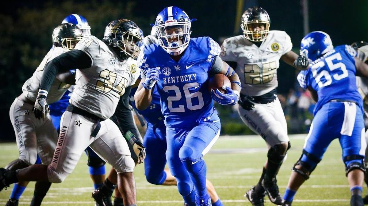 Kentucky Wildcats running back Benny Snell Jr. (26) scores a touchdown past Vanderbilt Commodores defenders during their game at Vanderbilt Stadium in Nashville, Tenn., Saturday, Nov. 11, 2017. Kentucky beat Vanderbilt 44-21.